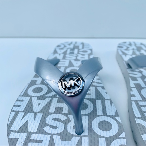 Micheal Kors White/ Silver Flip Flop /Silver logo - Picture 6 of 10